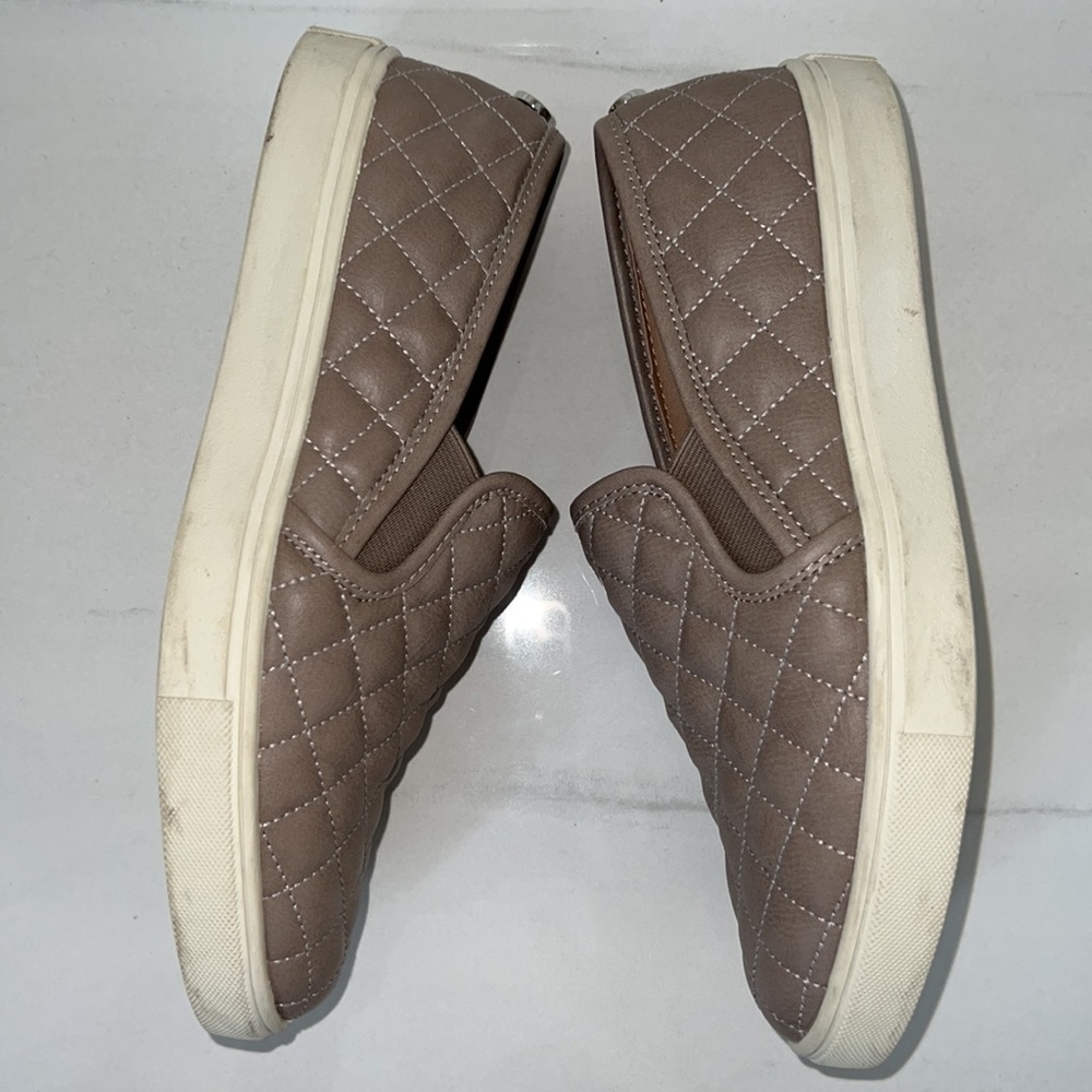 Tan Steve Madden Fashion Slip Ons with Quilted Pattern Size 8.5 - Picture 5 of 6